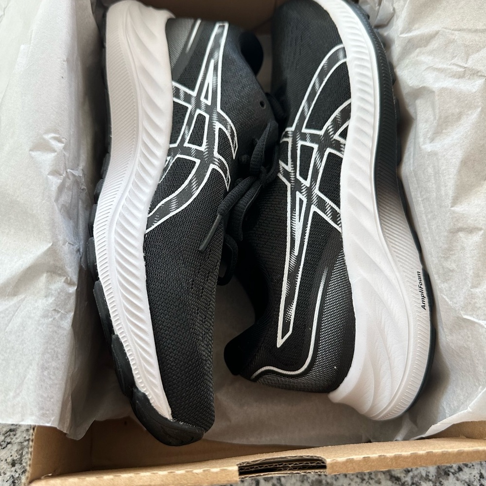 ASICS Gel-Excite 9 - size 6.5 - black/white - brand new